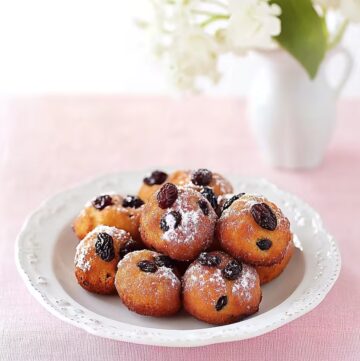 Golden Quarkbällchen Dusted with Powdered Sugar