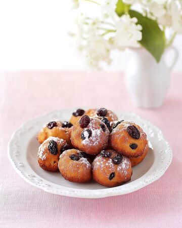 Golden Quarkbällchen Dusted with Powdered Sugar